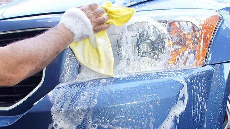 Mencuci Kaca Lampu Mobil Setelah Terkena Air Hujan
